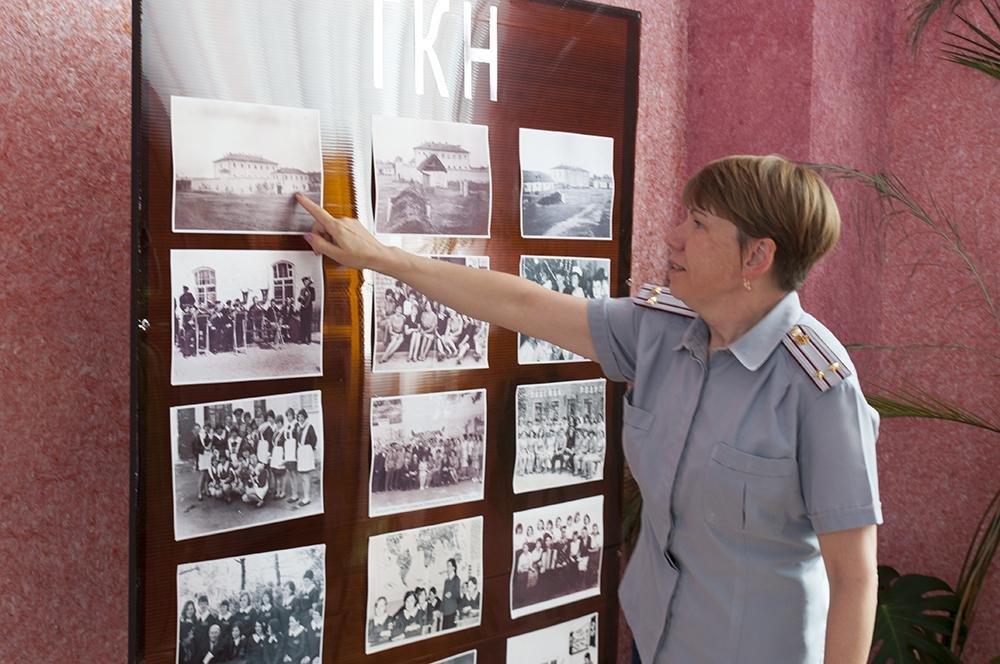 Замначальника колонии Марина Кудлаева рассказывает об истории учреждения. Фото Игоря Ермоленко