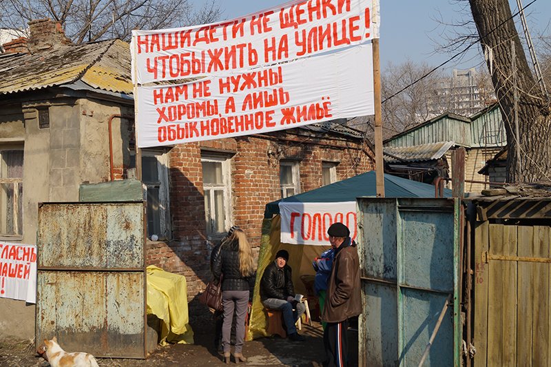 В Белгороде последние нерасселённые жильцы домов с улицы Победы начали голодовку (фото) - фото 1