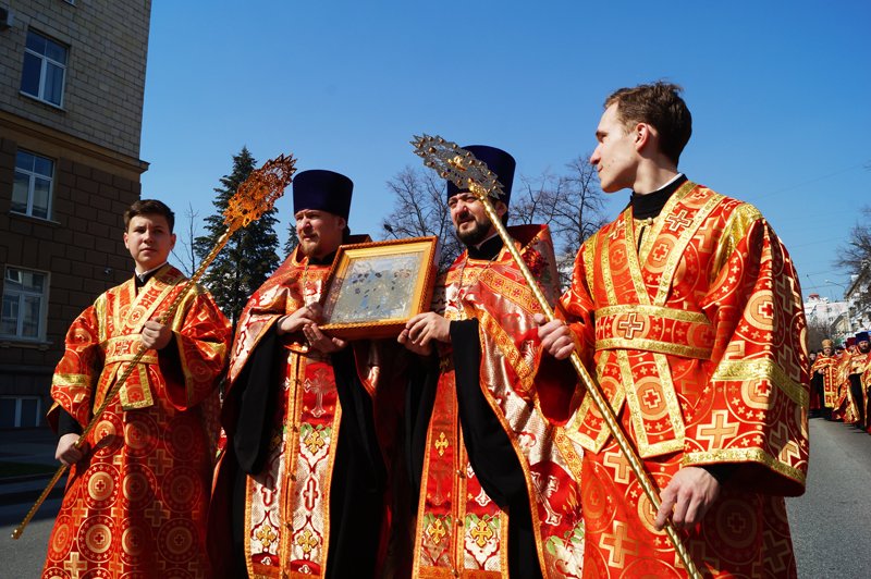 Белгородцы на Пасху встретили Благодатный огонь и прошли крестным ходом до Соборной площади (фото) - фото 4