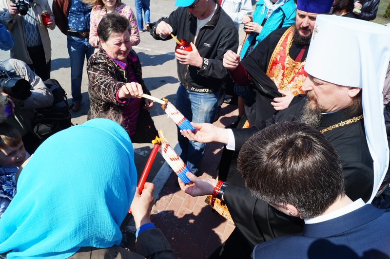 Белгородцы на Пасху встретили Благодатный огонь и прошли крестным ходом до Соборной площади (фото) - фото 2