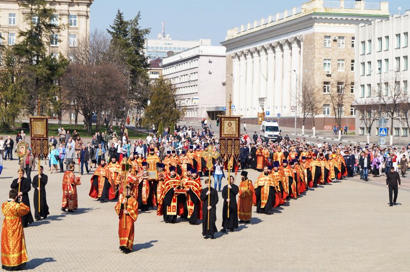 Белгородцы на Пасху встретили Благодатный огонь и прошли крестным ходом до Соборной площади (фото) - фото 6