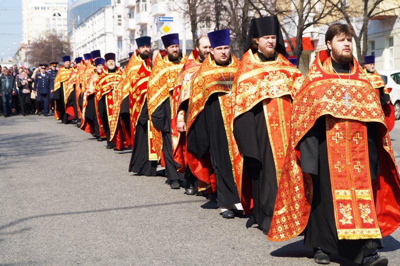 Белгородцы на Пасху встретили Благодатный огонь и прошли крестным ходом до Соборной площади (фото) - фото 5