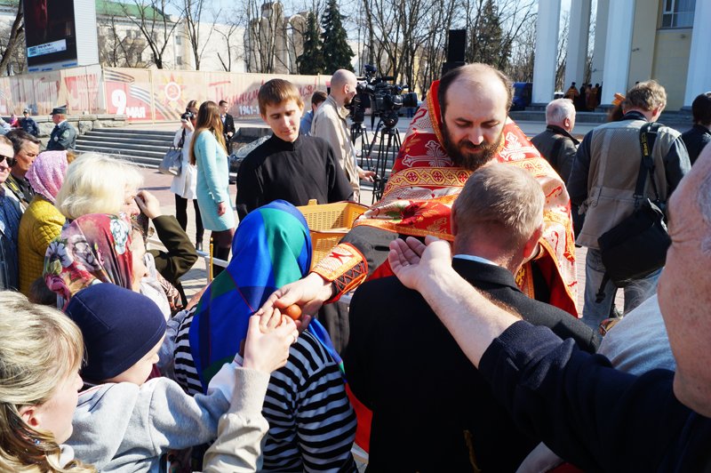 Белгородцы на Пасху встретили Благодатный огонь и прошли крестным ходом до Соборной площади (фото) - фото 11