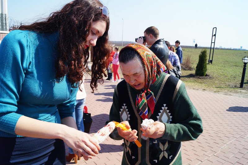 Белгородцы на Пасху встретили Благодатный огонь и прошли крестным ходом до Соборной площади (фото) - фото 3