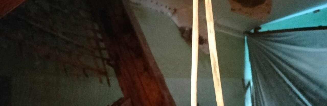 Следователи занялись проверкой обрушения потолка в аварийном доме Старого Оскола