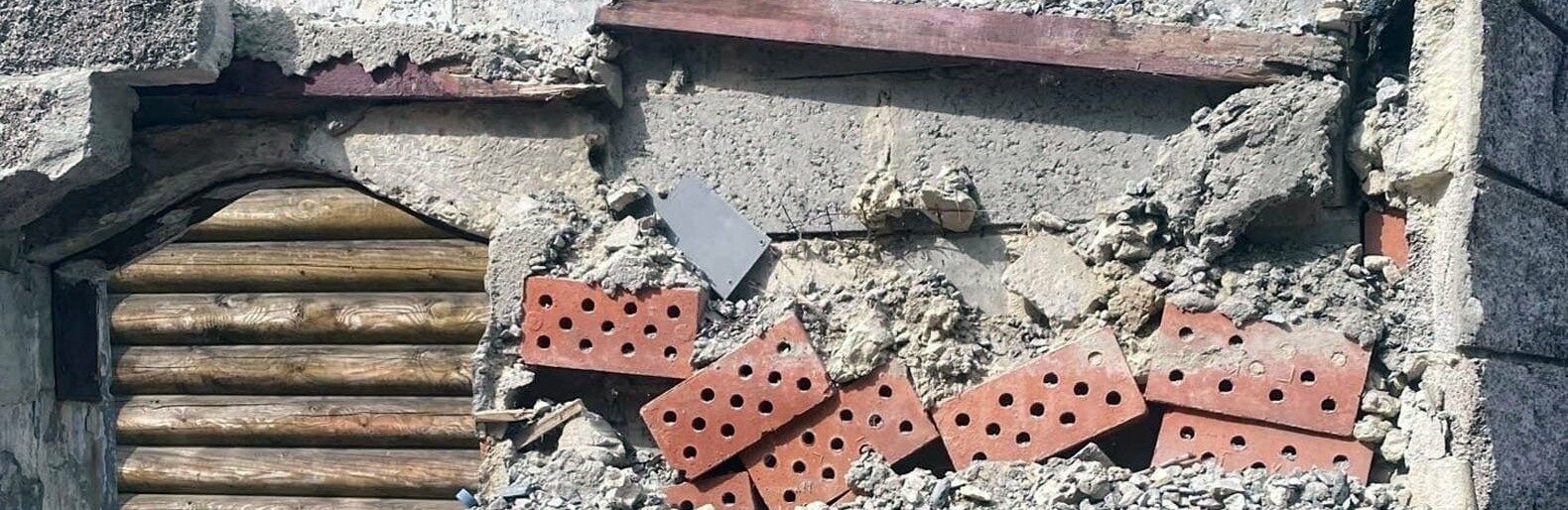 «Сверху его накрыли бетонные блоки». В центре Белгорода под обвалившейся стеной пострадал мальчик