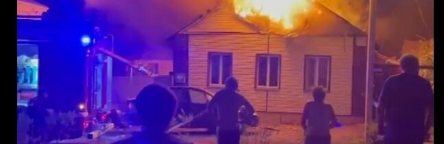 После серии мощных разрывов в центре Белгорода горит жилой дом. Есть пострадавшие 