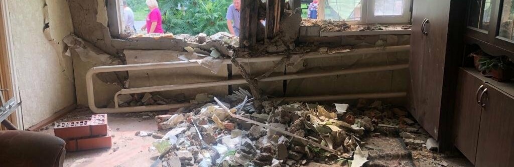 В Белгородской области восстанавливают разрушенный военной бронетехникой дом. Видео