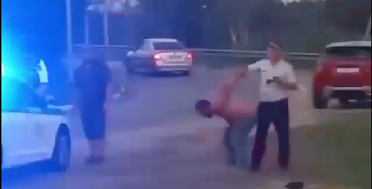 Пьяный угар на проспекте Угарова: в Старом Осколе мужчина снял майку и перегородил дорогу