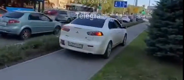 В Белгороде водитель иномарки катался по велодорожке. Видео
