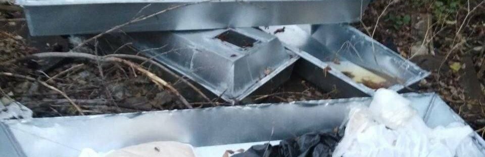Сотрудники ритуальной службы выкинули цинковые гробы погибших в СВО белгородцев на мусорку