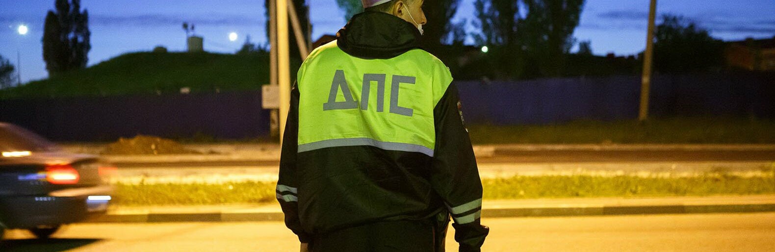Белгородские автоинспекторы зачитали права лежащему в патрульной машине пьяному водителю