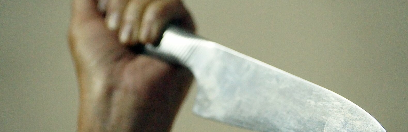 Пьяная белгородка изрезала 8-летнего сына ножом за просьбу посмотреть телевизор