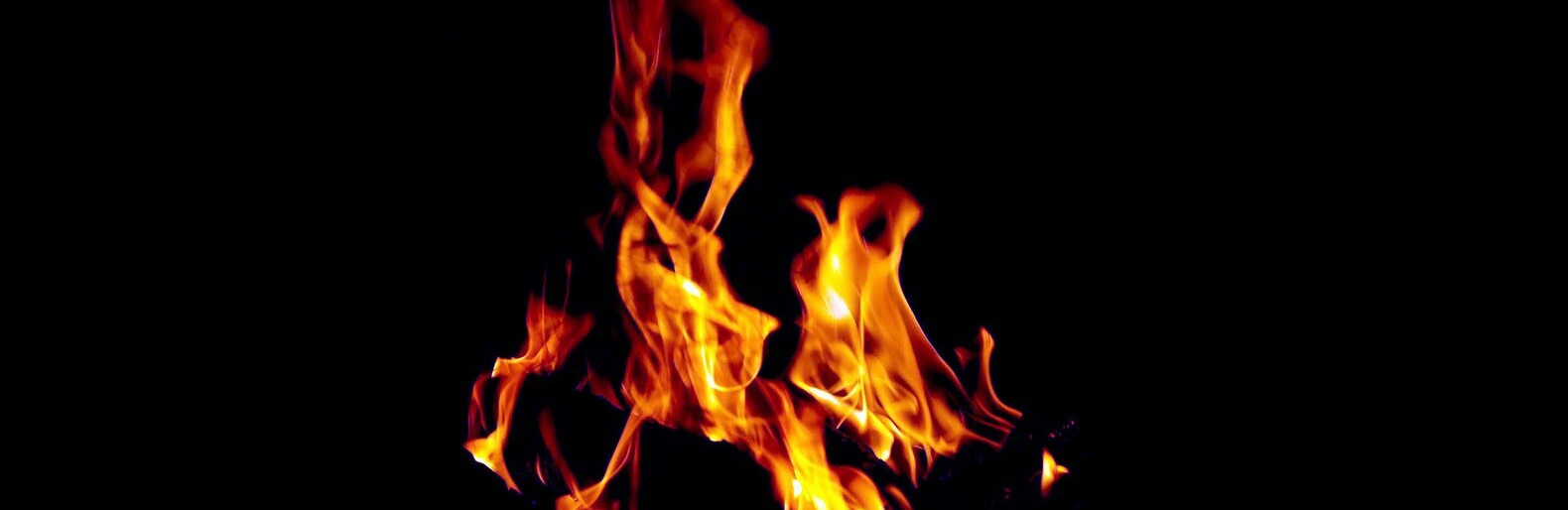 Молодая оскольчанка из ревности сожгла дом друга, бросив туда свой горящий халат