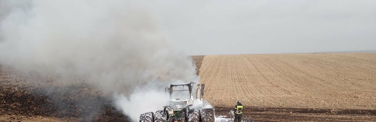 Под Белгородом в поле загорелся трактор