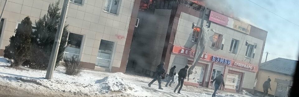 В Шебекине после обстрела – сильный пожар в ТЦ