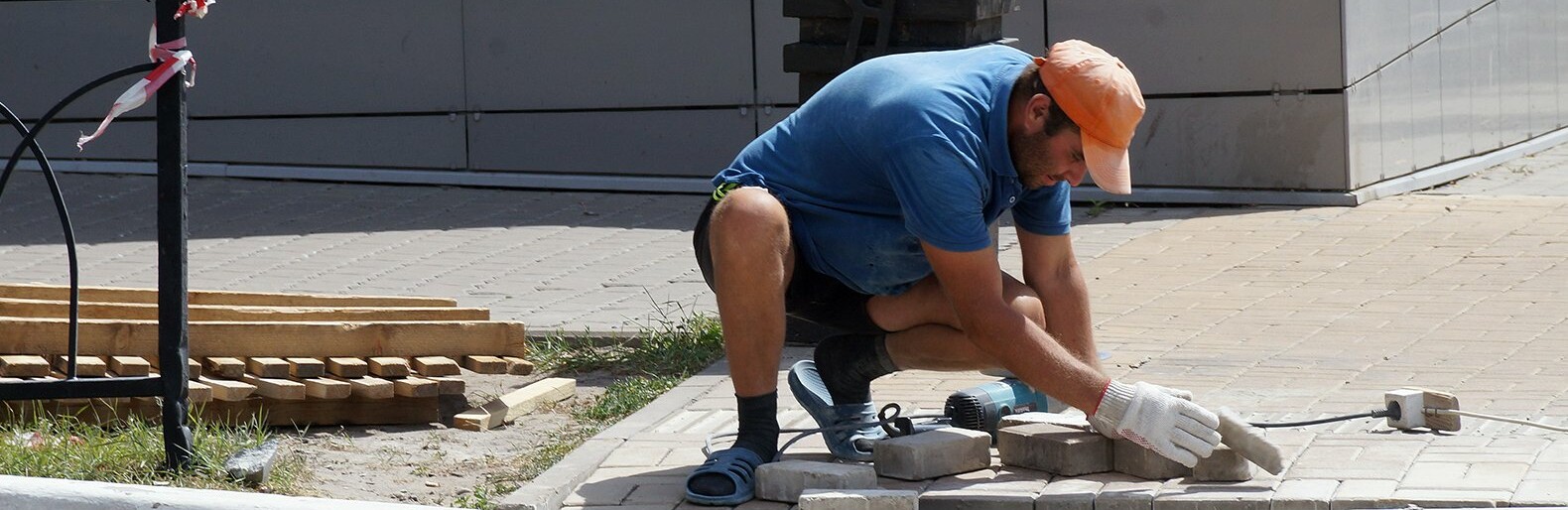 Тротуарную плитку перед сценой в парке Победы Белгорода отремонтируют за 2 млн рублей