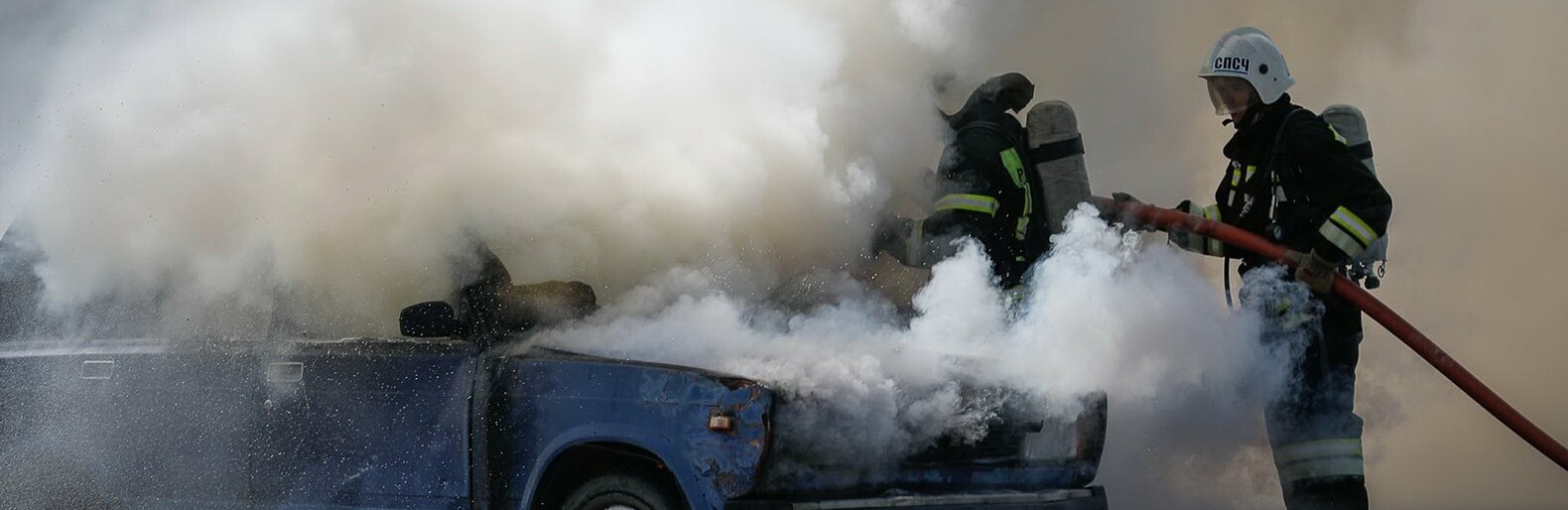 Белгородские гаишники потушили загоревшийся на дороге УАЗ 