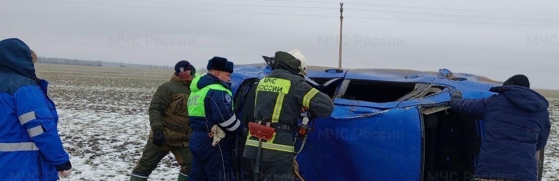 Белгородские спасатели достали из перевёрнутого автомобиля женщину, которая не справилась с управлением