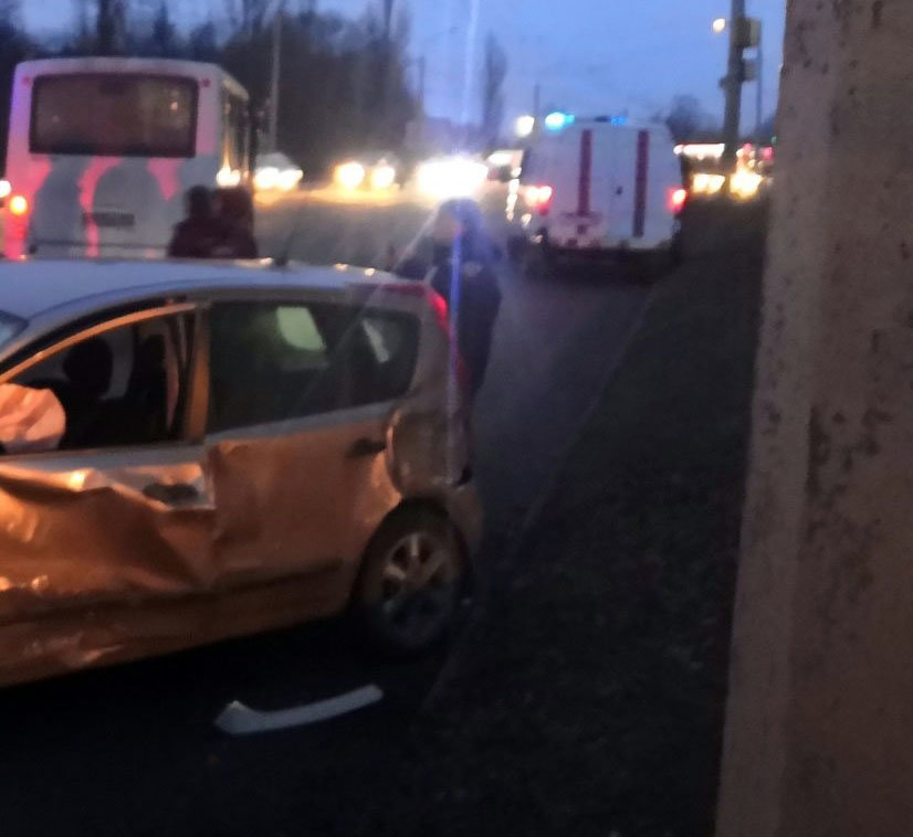 В Белгороде Nissan столкнулся с автобусом, водитель и пассажирка в больнице