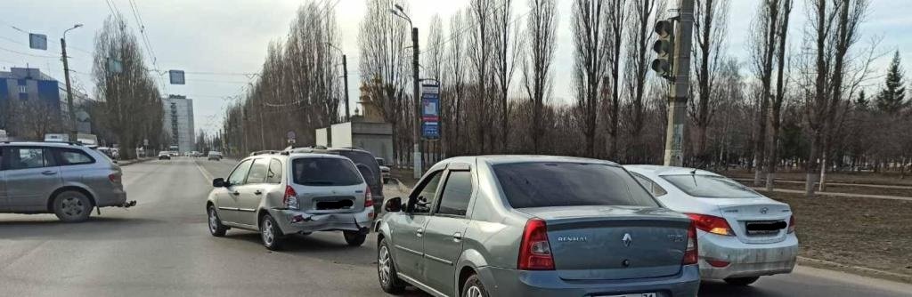 В Белгороде Renault догнал ВАЗ на перекрёстке 