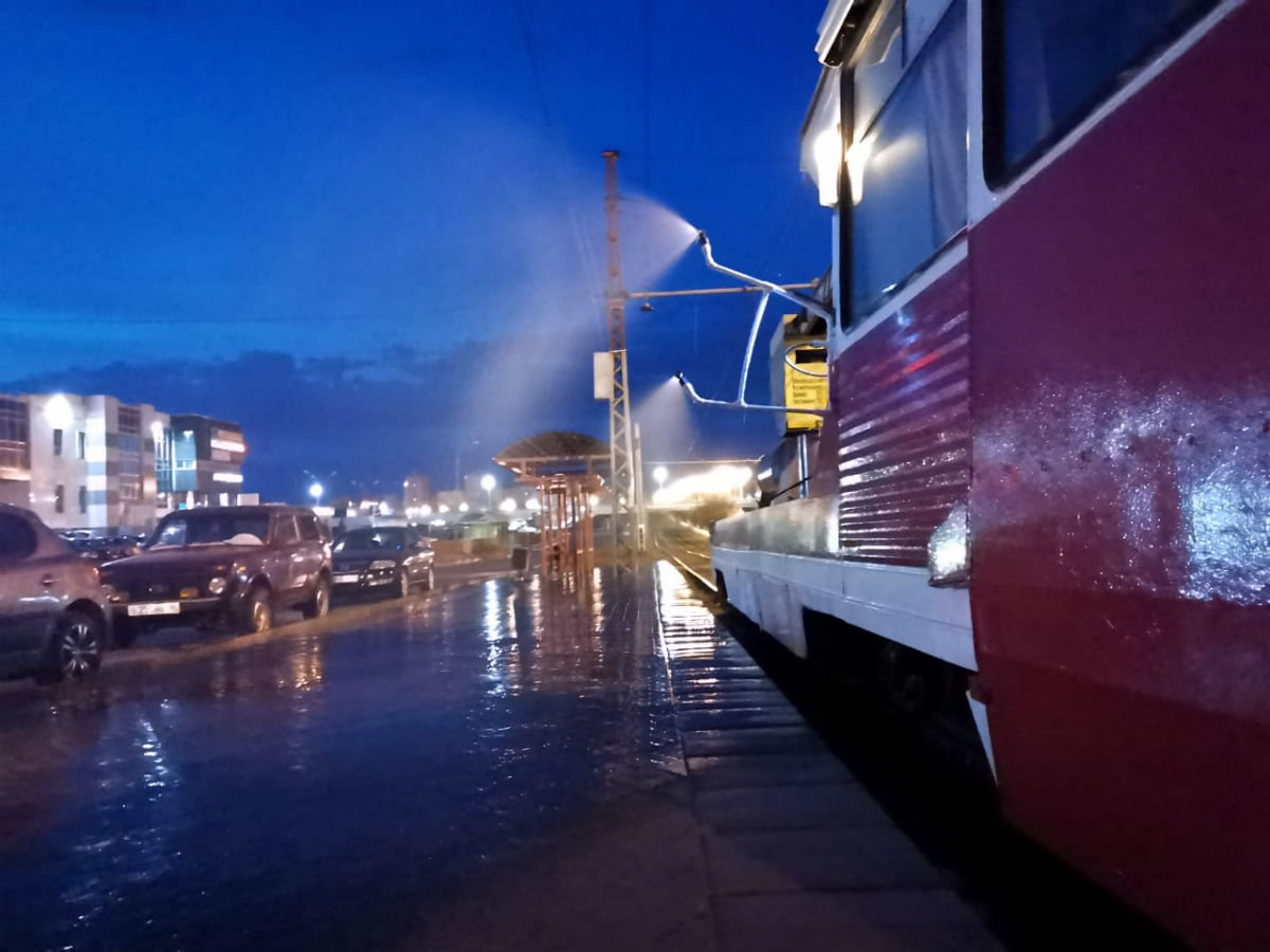 В Старом Осколе курсирует трамвай-дезинфектор и вагон Победы