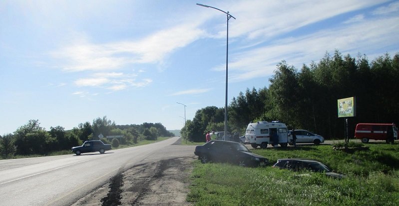 В Белгороде автомобилистка сбила на зебре двоих детей