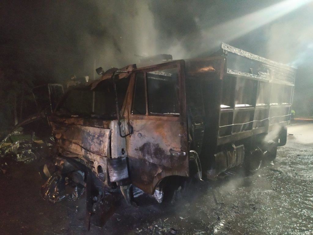 КамАЗ и легковушка загорелись после ДТП на трассе под Белгородом