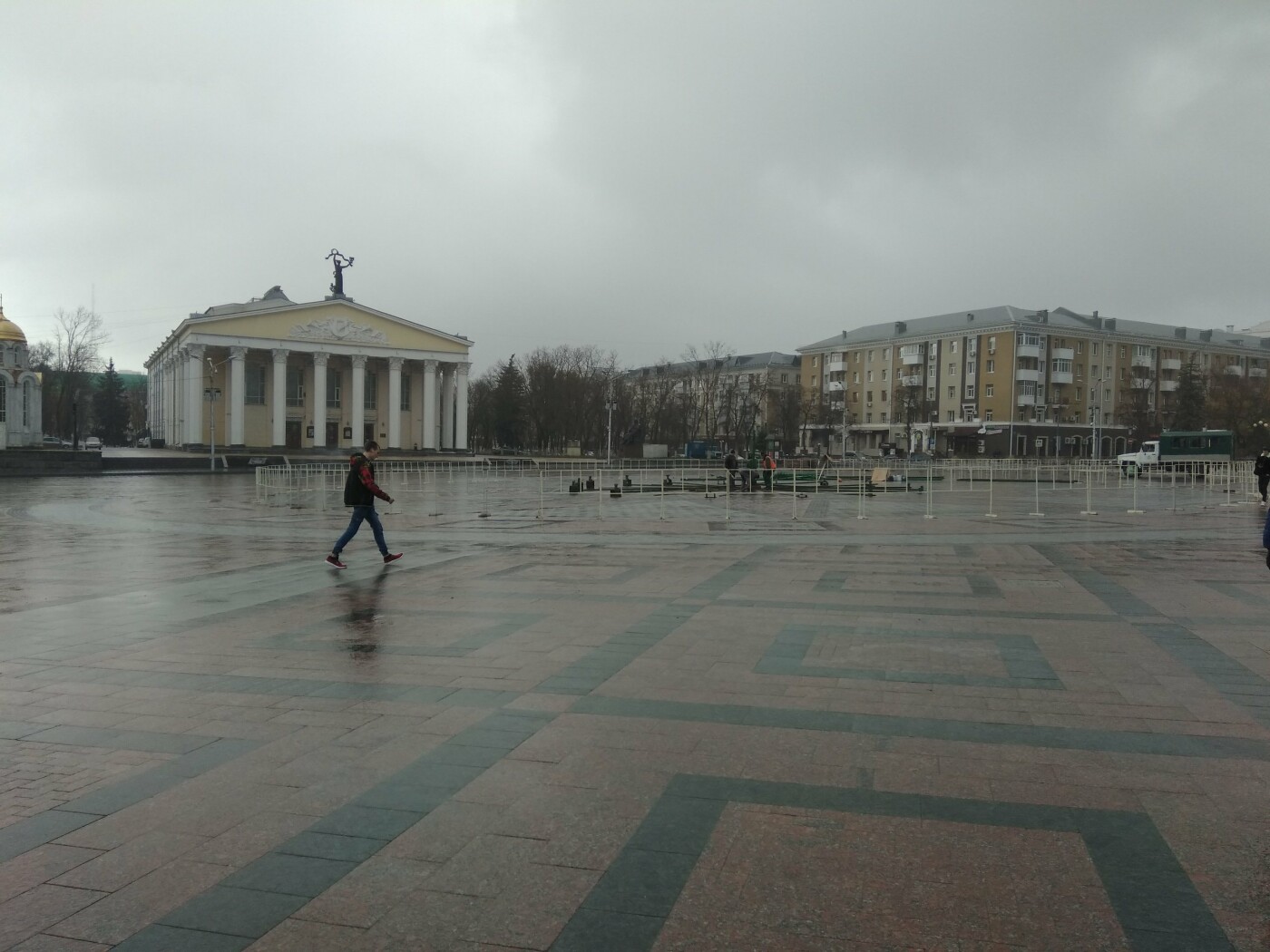 Площадь Белгорода начали готовить к Новому году