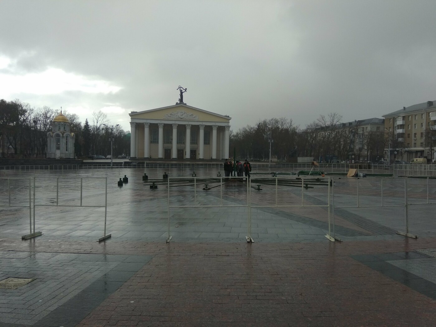 Площадь Белгорода начали готовить к Новому году