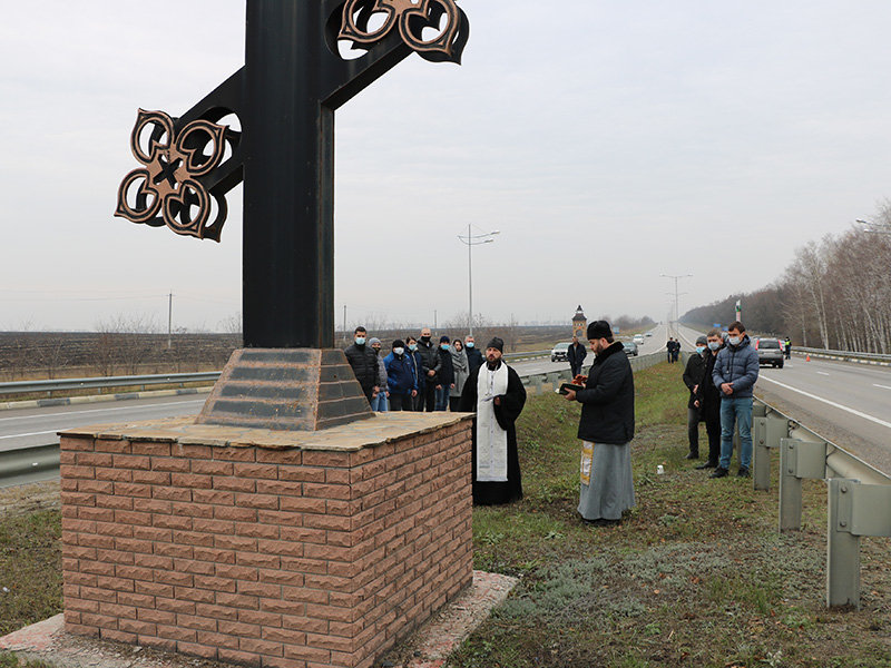 У поклонных крестов отслужили молебны в память о жертвах ДТП
