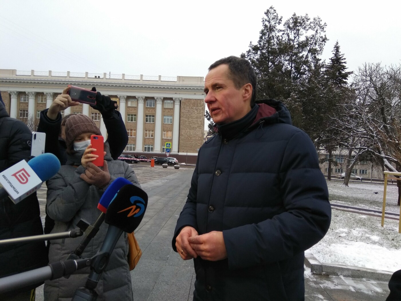 Вячеслав Гладков на встрече с журналистами после пешего обхода города