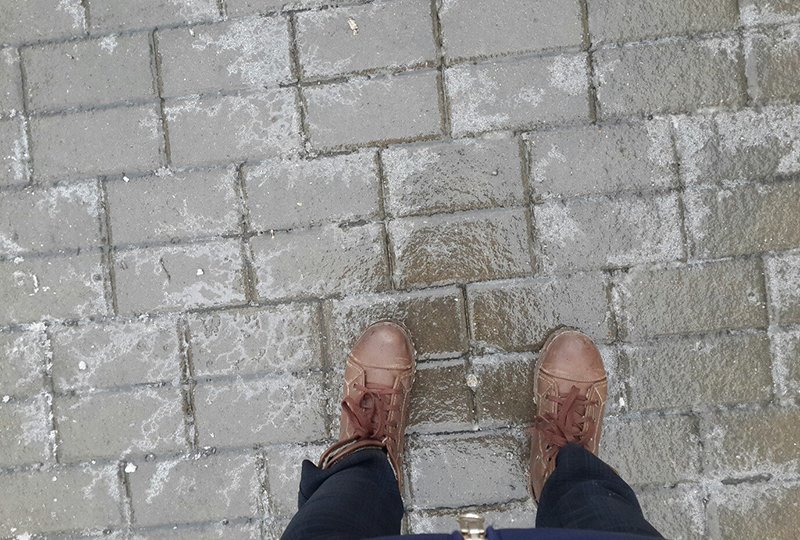 В Белгороде тротуары превратились в каток