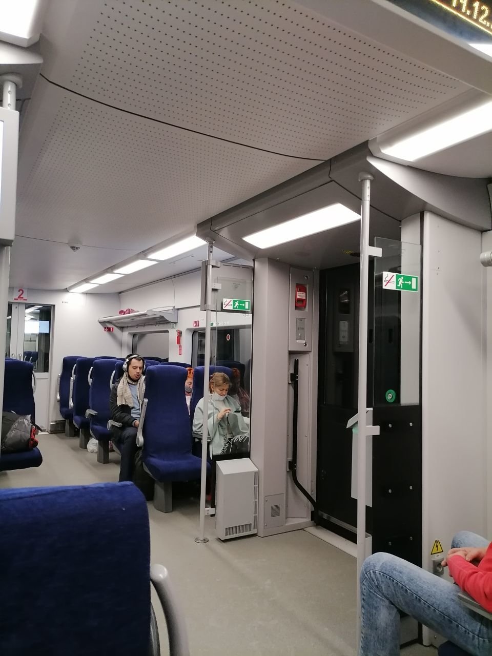 Пассажиры скоростного поезда сидят без света