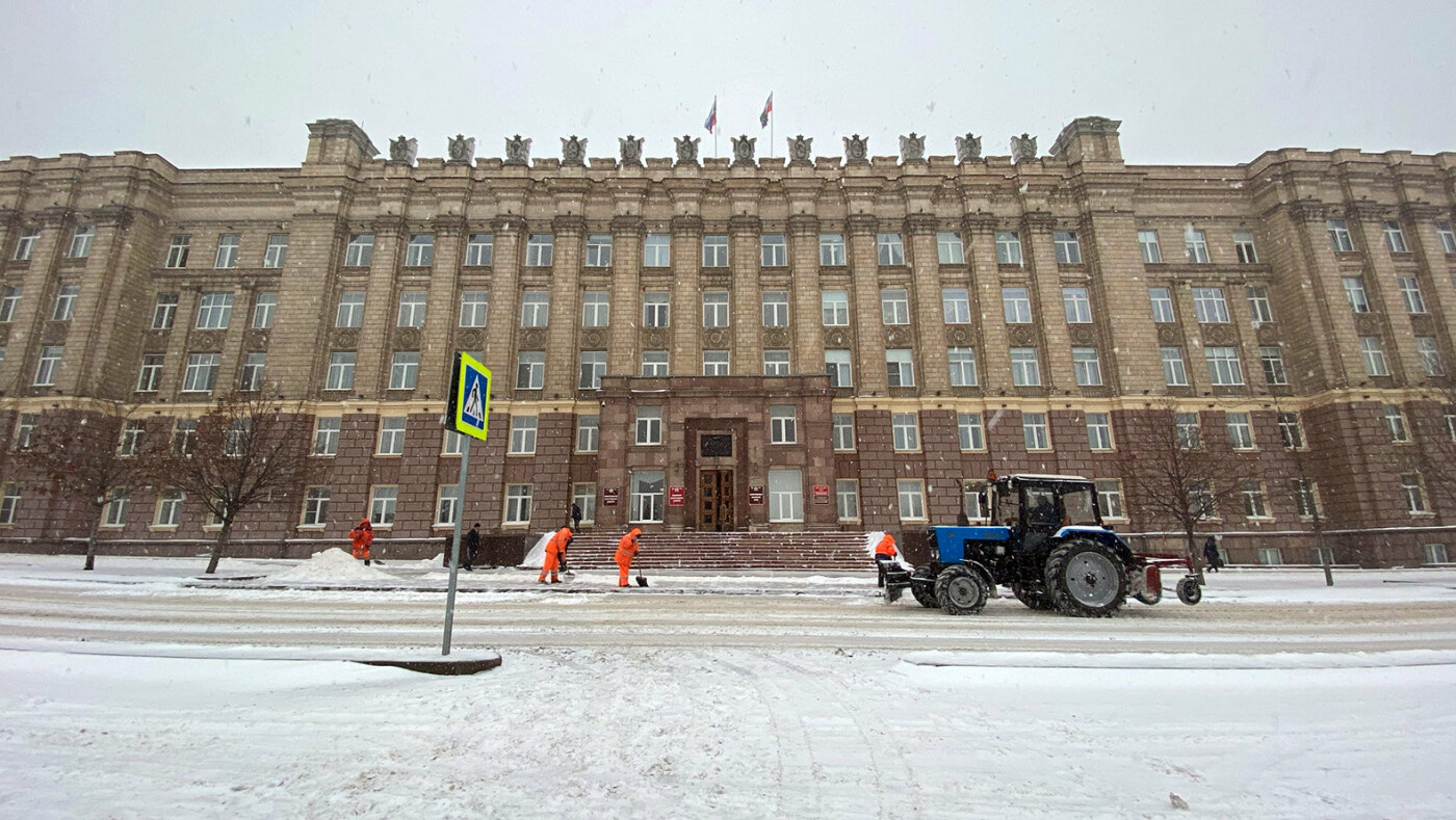 Уборка снега на Соборной площади Белгорода