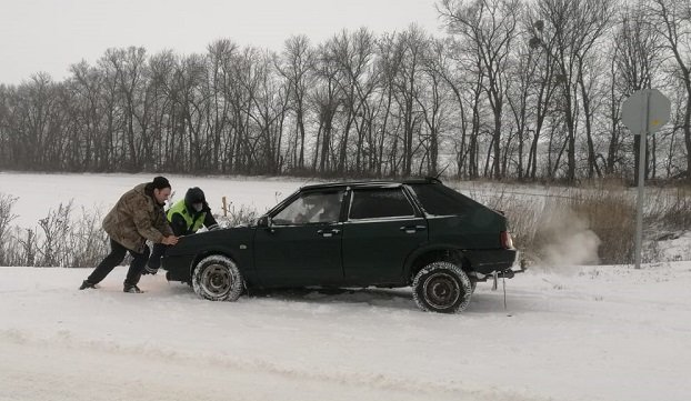 Сотрудники ГИБДД пришли на помощь увязшим в снегу водителям