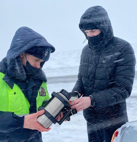 Сотрудники ГИБДД пришли на помощь увязшим в снегу водителям