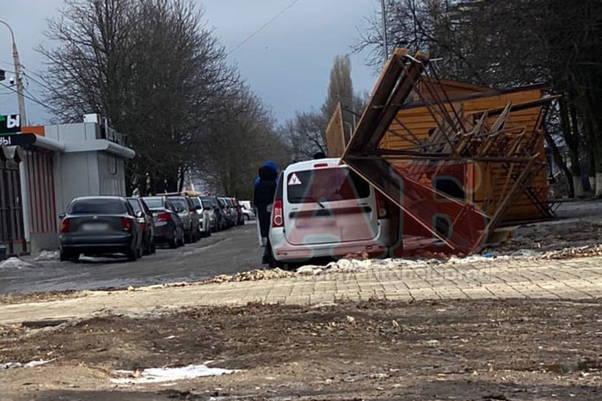 В Белгороде из-за сильного ветра на машины упали ларьки