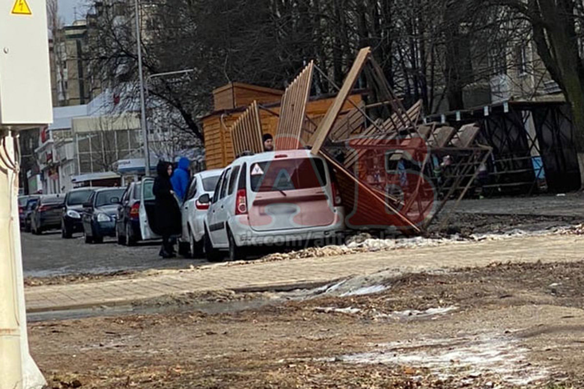В Белгороде из-за сильного ветра на машины упали ларьки