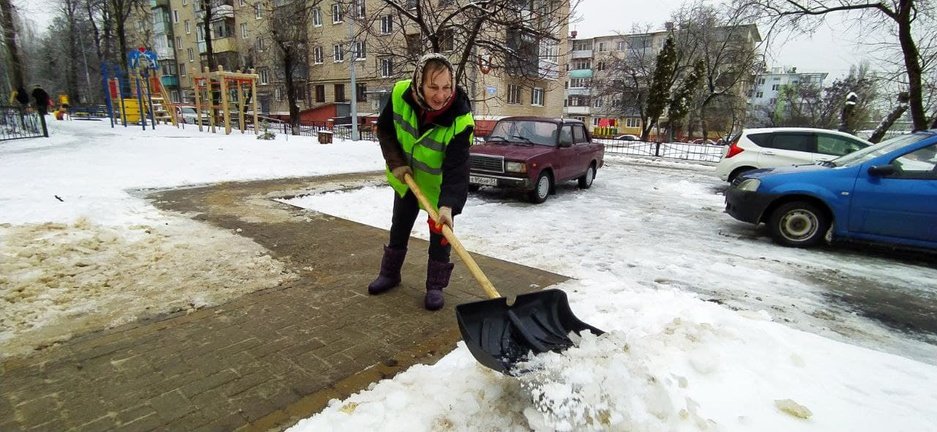 В Белгороде коммунальщики убирают город от снега и наледи