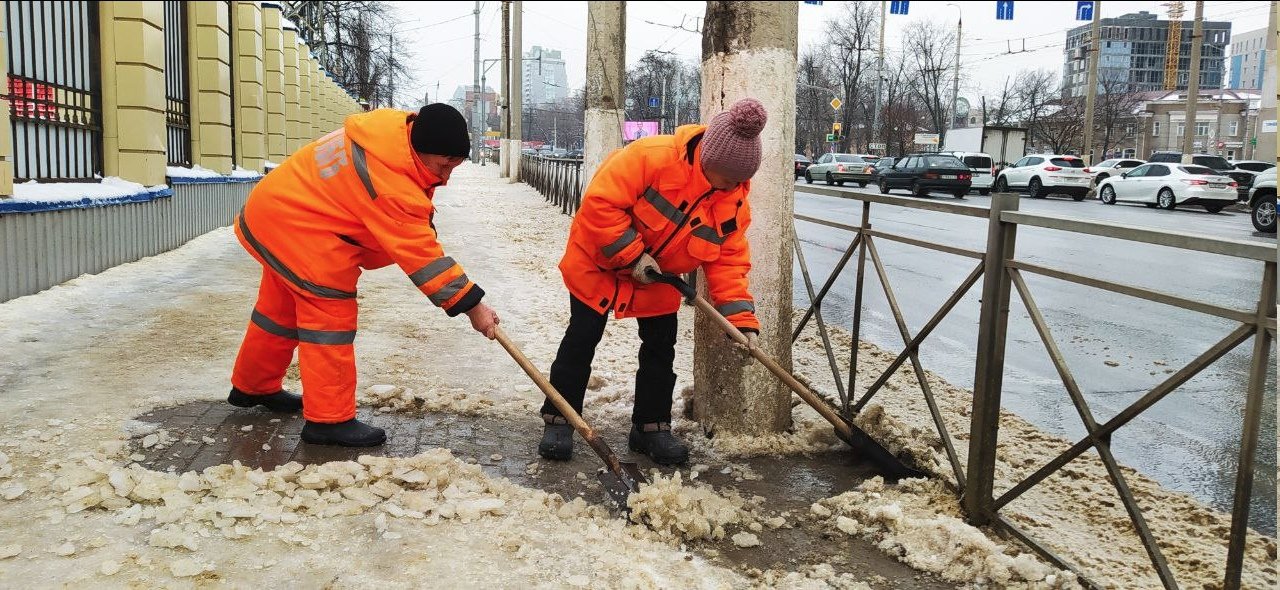 В Белгороде коммунальщики убирают город от снега и наледи