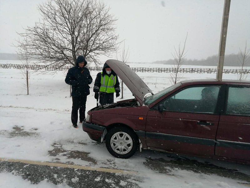 Автоинспекторы помогали застрявшим в снегу водителям