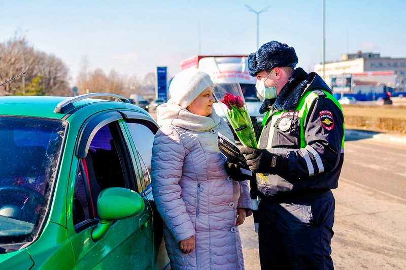 В Белгородской области проходит акция «Цветы для автоледи»