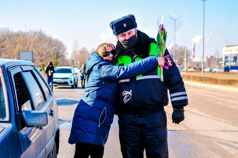 В Белгородской области проходит акция «Цветы для автоледи»