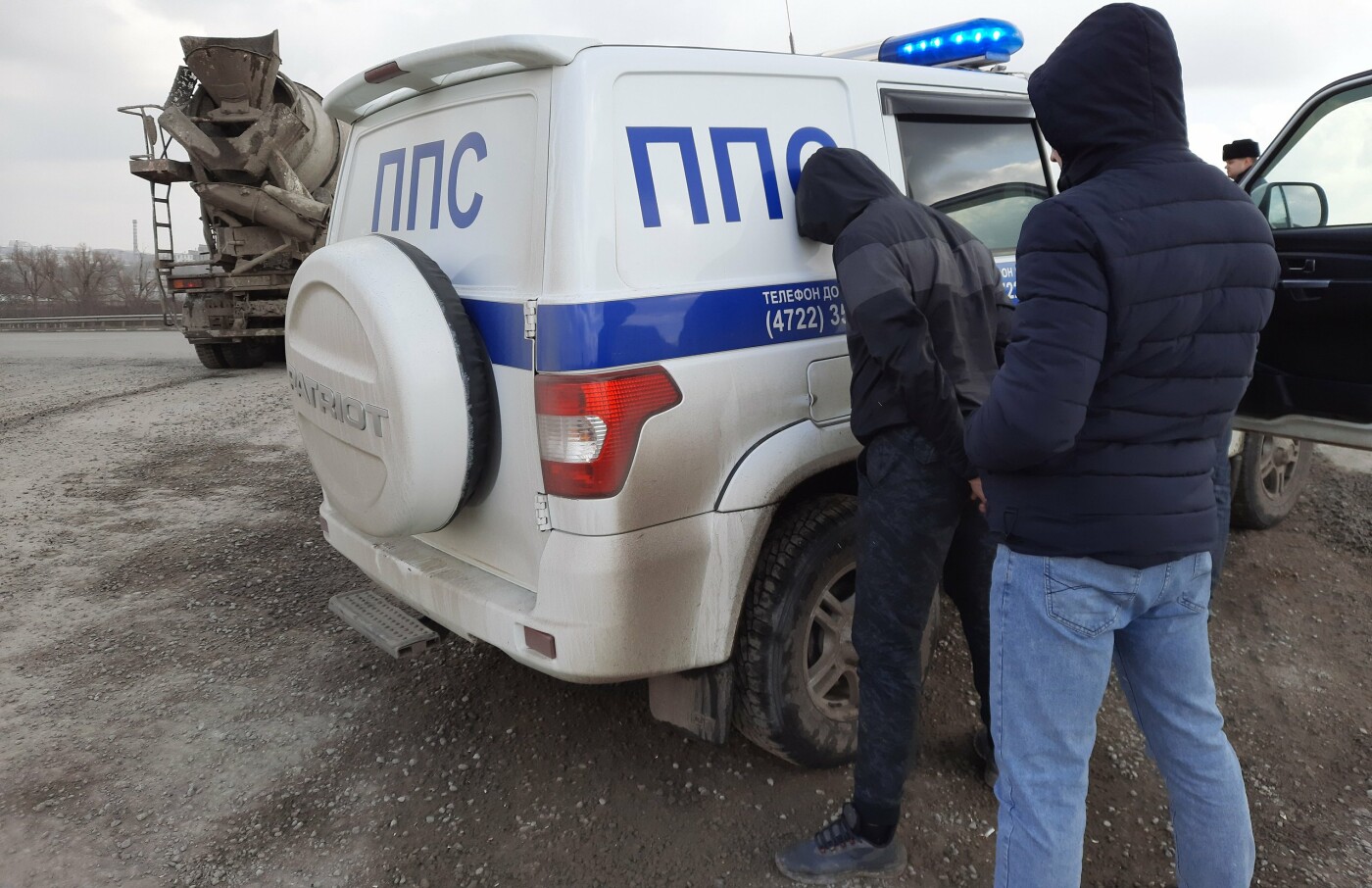 Обыск в иномарке на улице Механизаторов в Белгороде