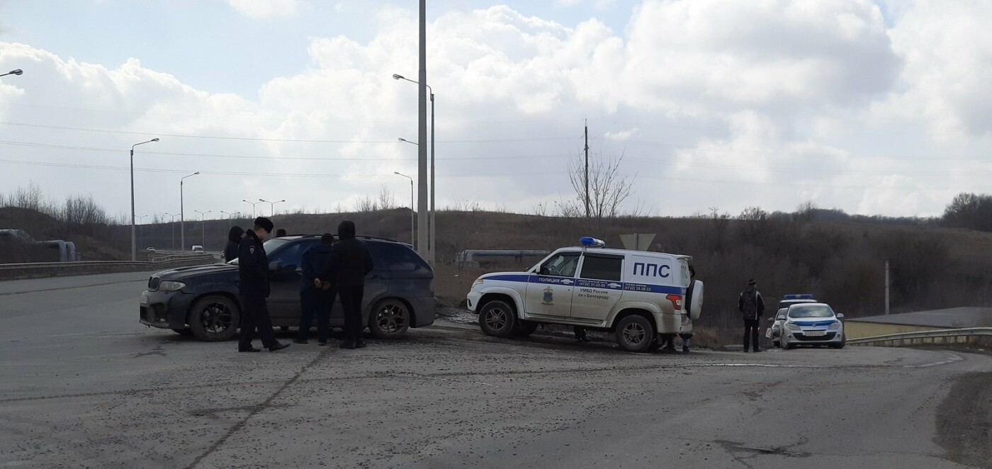 Обыск в иномарке на улице Механизаторов в Белгороде