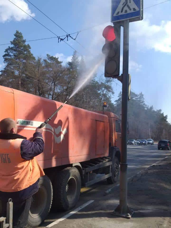 В Белгороде приводят в порядок светофоры и дорожные знаки