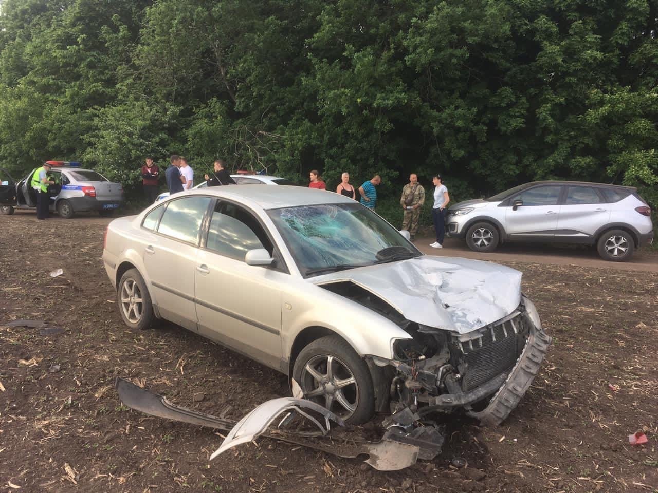 В белгородском поле не разъехались мотоцикл с легковушкой, фото-3