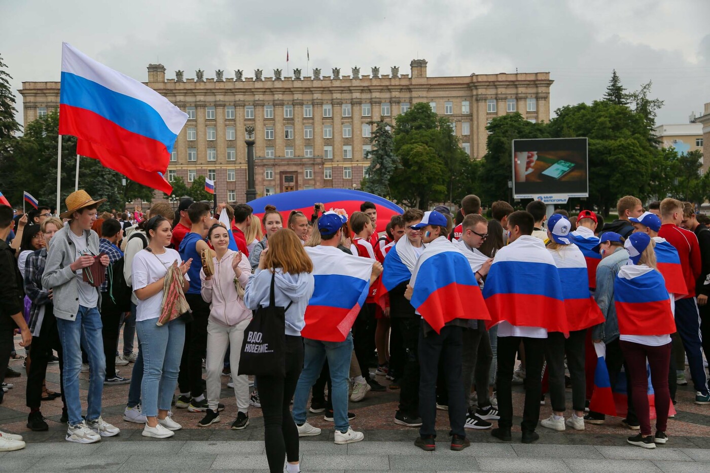 Праздничный флешмоб в Белгороде ко Дню России