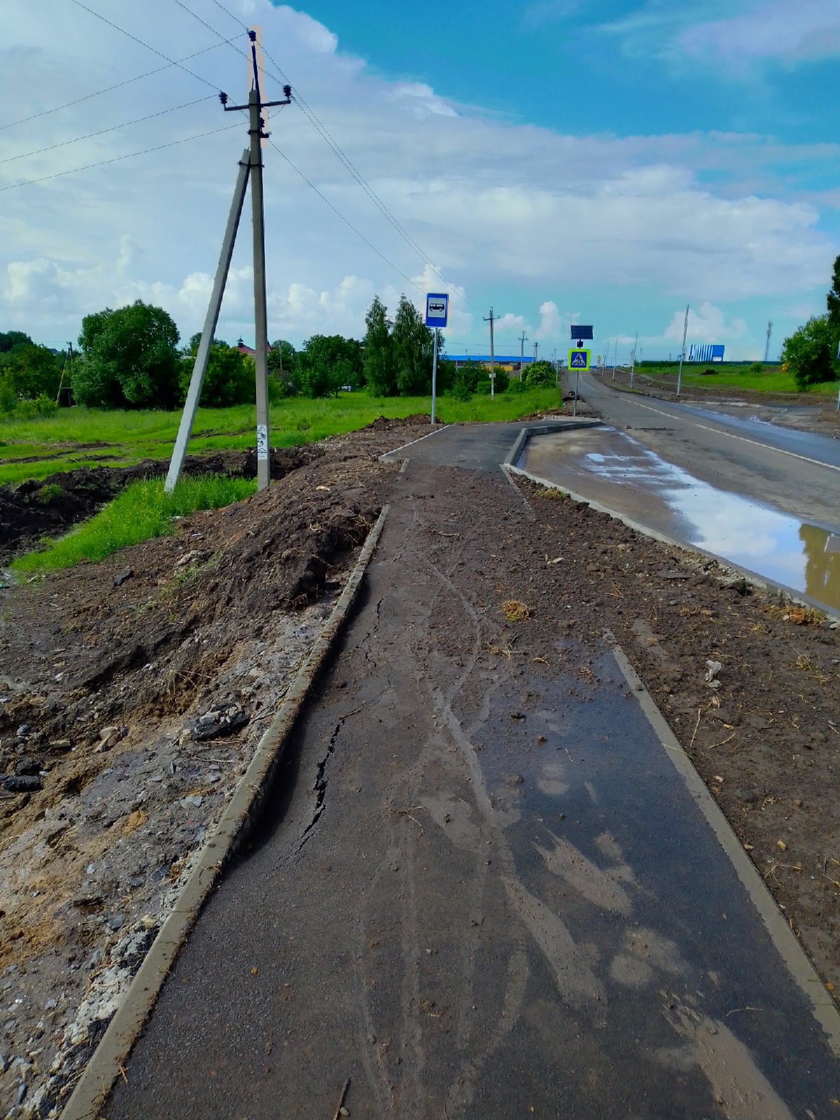 Пешеходные дороги. Тротуар после дождя. Белгород. Белгород под дождем.